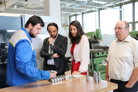 L'assessore Achammer durante la visita guidata delle officine di formazione ÖBB. (Foto Land Tirol)