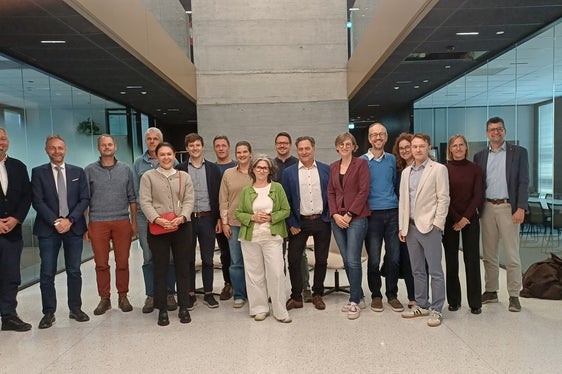 Die 16 neu ernannten Führungskräfte mit Generaldirektor Alexander Steiner (erster von links), Amtsdirektor Günter Sölva (erster von rechts) und Margit Laimer (zweite von rechts) vom Amt für Personalentwicklung. (Foto LPA/Amt für Personalentwicklung)
