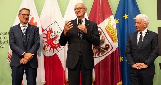 Hanno ringraziato tutti i partecipanti per le nuove idee e gli importanti spunti per la società e l’economia: (da sinistra) i presidenti Arno Kompatscher (Alto Adige) e Anton Mattle (Tirolo), nonché il presidente del Consiglio provinciale di Trento Claudio Soini (Foto: Land Tirol/Sedlak)