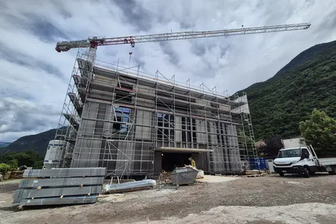 Für das Gemeinschaftshaus in Leifers steht der Rohbau. (Foto: LPA/Gianluca Crocco)