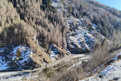 Sön la strada dla Val Badia, tl comun de Mareo, él preodü da fá n intervënt de proteziun cuntra la tomada de peres y por aumenté la segurëza. (Foto: USP/Assessorat Infrastrotöres y Mobilité)