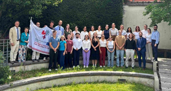 Foto al termine di un'intensa settimana alla EuregioBrusselsSchool: il gruppo con una parte del team di accompagnatori della rappresentanza dell'Euregio a Bruxelles. (Foto: Euregio)