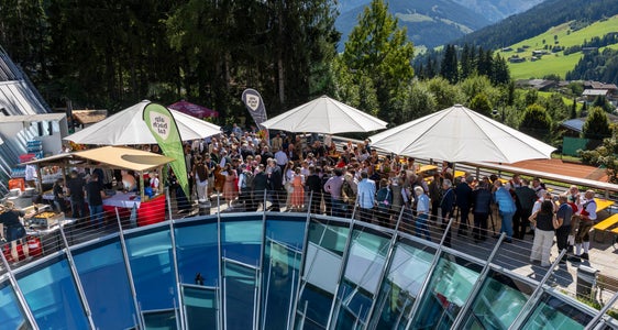 Quest’anno si è tenuta per la prima volta la “Alpbach Welcome – College-Festl”. Le associazioni di Alpbach hanno invitato i visitatori nei negozi del paese, sia all’esterno che all’interno del Congress Centrum, per uno scambio di idee e per gustare le prelibatezze locali. (Foto: Land Tirol/Sedlak)