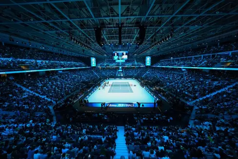 Jannik Sinner, der 23-jährige Tennis-Star aus Sexten, hat die Nitto ATP Finals in Turin gewonnen. Landeshauptmann Arno Kompatscher und Landesrat Peter Brunner, die in Turin beim Spiel mit dabei waren gratulieren. (Foto: Fitp)