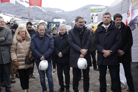 Sehen die rund drei Kilometer lange Umfahrung als wichtigen Baustein der Mobilität im Pustertal: (v.l.) Hochbaulandesrat Massimo Bessone, Landtagspräsidentin Rita Mattei, Umweltlandesrat Vettorato, Regierungskommissär Vito Cusumano, Landeshauptmann Kompatscher, Landesrat Alfreider und Bürgermeister Schneider. (Foto: LPA/Tiberio Sorvillo)