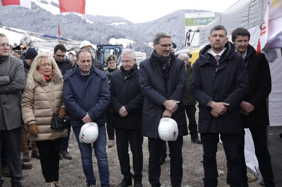 Da sinistra l'assessore provinciale all'Edilizia Massimo Bessone, Mattei, Vettorato, Cusumano, il presidente Kompatscher, Alfreider e Schneider a Perca (Foto: ASP/Tiberio Sorvillo)