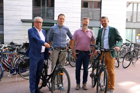 Da sinistra il presidente del Consorzio dei Comuni Andreas Schatzer, il direttore dell'Ufficio Infrastrutture e Mobilità sostenibile Alexander Alber, il suo collaboratore Fabio Franchetto e l'assessore provinciale alla Mobilità e alle Infrastrutture Daniel Alfreider. (Foto: ASP/Ripartizione Mobilità)