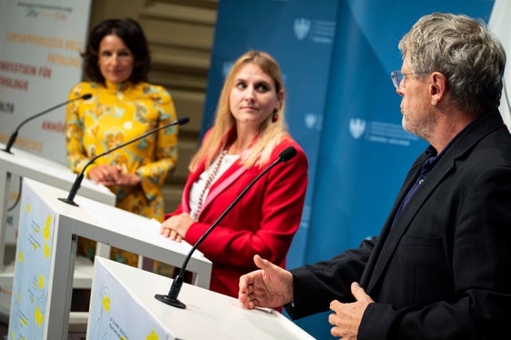 Medizinische Informationen rund um die Krankheit Endometriose und deren Behandlungsmöglichkeiten gab es von zwei Experten: Der Primaria der Gynäkologie am Krankenhaus Brixen, Sonia Prader (links im Bild) und dem Primar der Gynäkologie sowie Leiter der Fachambulanz Endometriose am Krankenhaus Bozen, Martin Steinkasserer. In der Mitte: Die Präsidentin des Landesbeirats für Chancengleichheit für Frauen, Ulrike Oberhammer. (Foto: LPA/Fabio Brucculeri)