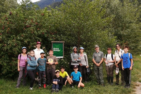 Foto di gruppo per le ragazze e i ragazzi che al biotopo Taufner Au di Naturno hanno vissuto una giornata all'insegna della tutela degli habitat naturali (Foto: ASP/Ufficio Natura)