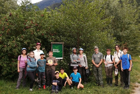 Im Sinne des Natur- und Artenschutzes: In der Taufner Au in Naturns haben Jugendliche im Rahmen eines Friday for Nature Hand angelegt. (Foto: LPA/Amt für Natur/Naturparkhaus Texelgruppe)