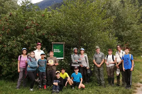 Foto di gruppo per le ragazze e i ragazzi che al biotopo Taufner Au di Naturno hanno vissuto una giornata all'insegna della tutela degli habitat naturali (Foto: ASP/Ufficio Natura)