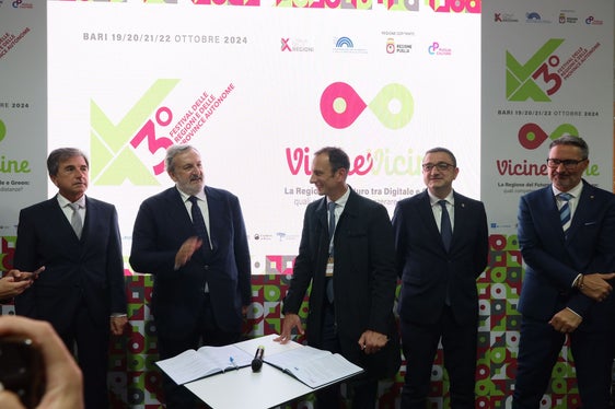 Il presidente Kompatscher (primo da destra) ha preso parte anche alla firma del Protocollo d'intesa tra Conferenza delle Regioni e la Lega Ciclismo Professionistico: qui (da destra a sinistra) assieme ai colleghi Fugatti (Trentino), Fedriga (Friuli-Venezia Giulia), Emiliano (Puglia) e al presidente della Lega Ciclismo Professionistico Roberto Pella (Foto: Conferenza delle Regioni e delle Province autonome)