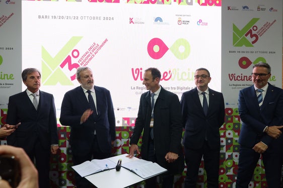 Il presidente Kompatscher (primo da destra) ha preso parte anche alla firma del Protocollo d'intesa tra Conferenza delle Regioni e la Lega Ciclismo Professionistico: qui (da destra a sinistra) assieme ai colleghi Fugatti (Trentino), Fedriga (Friuli-Venezia Giulia), Emiliano (Puglia) e al presidente della Lega Ciclismo Professionistico Roberto Pella (Foto: Conferenza delle Regioni e delle Province autonome)