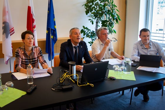 Erste Sitzung des Koordinierungs- und Lenkungskomitee des Nationalparks Stilfserjoch unter dem Vorsitz von Landesrat Peter Brunner, links neben ihm Virna Bussadori, rechts der Marteller Bürgermeister Georg Altstätter und Ressortdirektor Alexander Gruber. (Foto: LPA/Fabio Brucculeri)