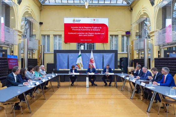 L'incontro tra Provincia autonoma di Bolzano e Regione Puglia è avvenuto nel cortile interno di Palazzo Widmann, a Bolzano (Foto: ASP/Greta Stuefer)