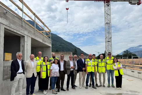 Für das neue Gemeinschaftshaus in Leifers steht der Rohbau. Bei einer kleinen Firstfeier haben Vertreter von Land und Gemeinde das Gebäude begutachtet. (Foto: LPA/Gianluca Crocco)