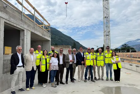 Für das neue Gemeinschaftshaus in Leifers steht der Rohbau. Bei einer kleinen Firstfeier haben Vertreter von Land und Gemeinde das Gebäude begutachtet. (Foto: LPA/Gianluca Crocco)
