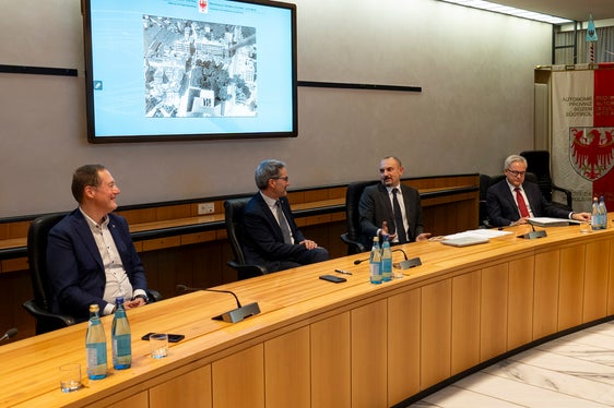Da sinistra l'assessore provinciale Massimo Bessone, il presidente della Provincia Arno Kompatscher, il dirigente nazionale dell'Inps Vincenzo Fera e il segretario generale della Provincia Eros Magnago. (Foto: ASP/Fabio Brucculeri)