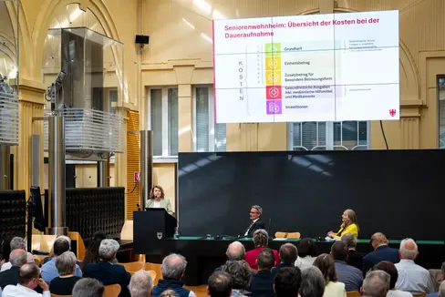 Vertretungen des Verbandes der Seniorenwohnheime (rund um Präsidentin Martina Ladurner, im Bild rechts) sowie Führungskräfte der Heime haben beim Treffen mit Landesrätin Pamer und Landeshauptmann Kompatscher aktuelle Themen und Anliegen, unter anderem zur Finanzierung der Seniorenwohnheime, besprochen. (Foto: LPA/Fabio Brucculeri)