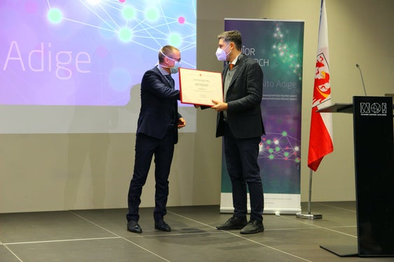 Il vice presidente Daniel Alfreider premia Simon Rauch (sx). (Foto: ASP/Silvia Fabbi)