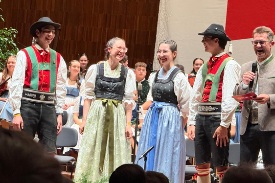Die Geschwister Prünster - Elias, Elisabeth, Klara und Thomas Prünster - aus St. Leonhard in Passeier (im Bild bei der Verleihung beim Festabend), erhielten eine besondere Auszeichnung: den Herma-Haselsteiner-Preis als Würdigung für Darbietungen, die in vorbildlicher Weise der alpenländischen Volksmusik entsprechen. (Foto LPA/Referat Volksmusik/Franz Hermeter)