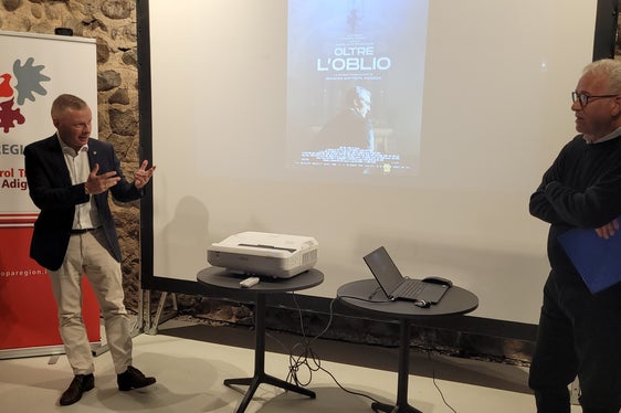 Da sinistra il segretario generale dell'Euregio, Christoph von Ach, e Maurizio Panizza, autore del libro sulla figura del prozio Giovanni Battista, dal quale è stato liberamente tratto il docufilm. (Foto: Euregio/Armin Gluderer)