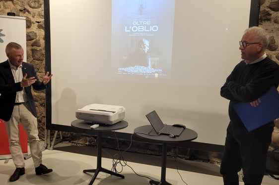 Da sinistra il segretario generale dell'Euregio, Christoph von Ach, e Maurizio Panizza, autore del libro sulla figura del prozio Giovanni Battista, dal quale è stato liberamente tratto il docufilm. (Foto: Euregio/Armin Gluderer)