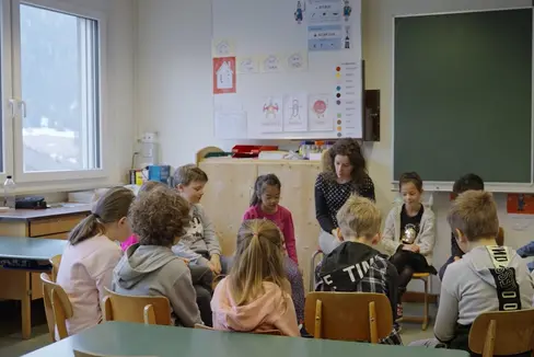 L film documenter LADINIA sun la scolina y scola ladina, realisà dl 2022, unirà prejentà n merdi, ai 14 de fauré, te Gherdëina y n juebia, ai 16 de merz, tla Val Badia. (Foto: USP)