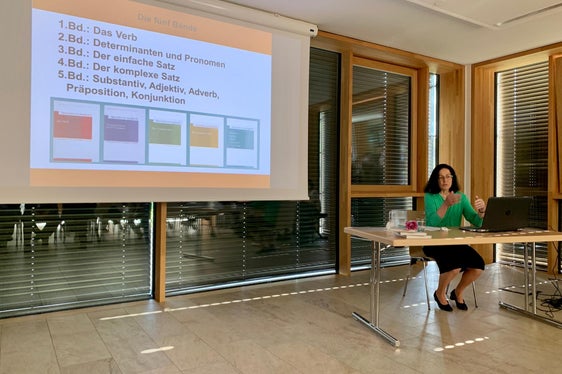 Ppresentaziun de la gramatica comparativa “Sprachen im Vergleich. Deutsch-Ladinisch-Italienisch” tla scora mesana de Sëlva . (Foto: USP/Theodor Rifesser )