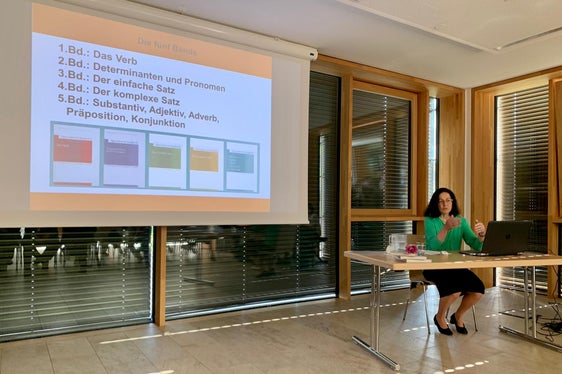 Ppresentaziun de la gramatica comparativa “Sprachen im Vergleich. Deutsch-Ladinisch-Italienisch” tla scora mesana de Sëlva . (Foto: USP/Theodor Rifesser )