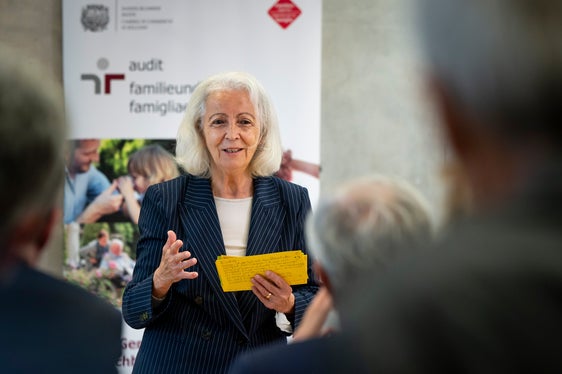 Auditorin Maria Magdalena Preims hat den Südtiroler Sanitätsbetrieb seit 2012 auf dem Weg hin zu einer familien- und lebensphasenorientierten Personalpolitik begleitet. Dabei seien mit Engagement, Mut und dauerhaftem Dranbleiben zahlreiche Maßnahmen zum Wohle der Mitarbeitenden und des Betriebes umgesetzt worden. (Foto: LPA/Fabio Brucculeri)