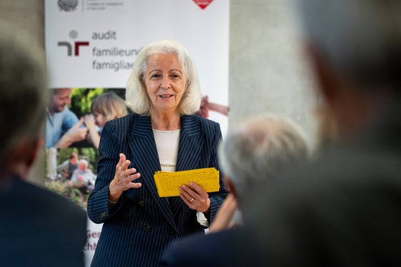 Dal 2012 l'auditrice Maria Magdalena Preims accompagna l'Azienda sanitaria dell'Alto Adige nel suo percorso verso una politica del personale orientata alla famiglia e alle fasi della vita. Con “impegno, coraggio e perseveranza” sono state attuate numerose misure a beneficio dei dipendenti e dell'azienda. (Foto: USP/Fabio Brucculeri)