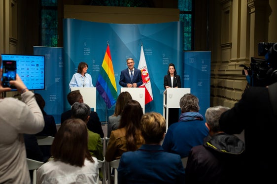 Cristina Ferretti (a sinistra) e Birgit Mayr hanno presentato la rete RE.A.DY e le iniziative del Pride Month con il presidente della Provincia Arno Kompatscher, (Foto: ASP/Fabio Brucculeri)