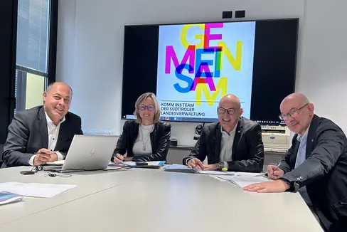 Soddisfatti per la partecipazione al concorso: da sinistra il direttore della Ripartizione personale Albrecht Matzneller, l'assessora Magdalena Amhof, il direttore del Dipartimento Europa Lavoro Personale Günther Burger e il direttore dell'Ufficio Assunzioni personale Maurizio Pacchiani (Foto: Dipartimento Europa Lavoro Personale/Anna Künig)