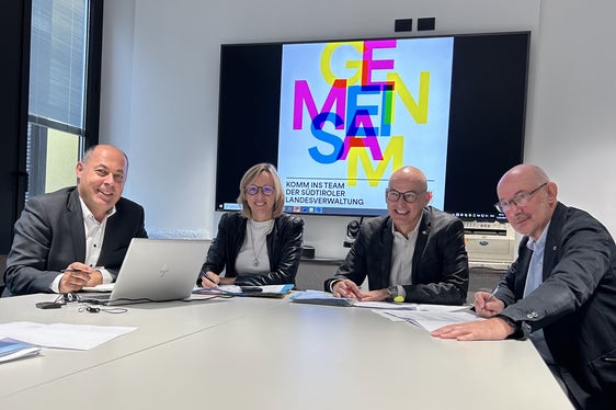 Zufrieden mit der erstmaligen Abhaltung des Personalwettbewerbs (von links): Abteilungsdirektor Albrecht Matzneller, Personallandesrätin Magdalena Amhof, Ressortdirektor Günther Burger und Amtsdirektor Maurizio Pacchiani. (Foto: LPA/Anna Künig)