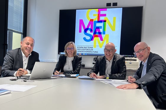 Zufrieden mit der erstmaligen Abhaltung des Personalwettbewerbs (von links): Abteilungsdirektor Albrecht Matzneller, Personallandesrätin Magdalena Amhof, Ressortdirektor Günther Burger und Amtsdirektor Maurizio Pacchiani. (Foto: LPA/Anna Künig)