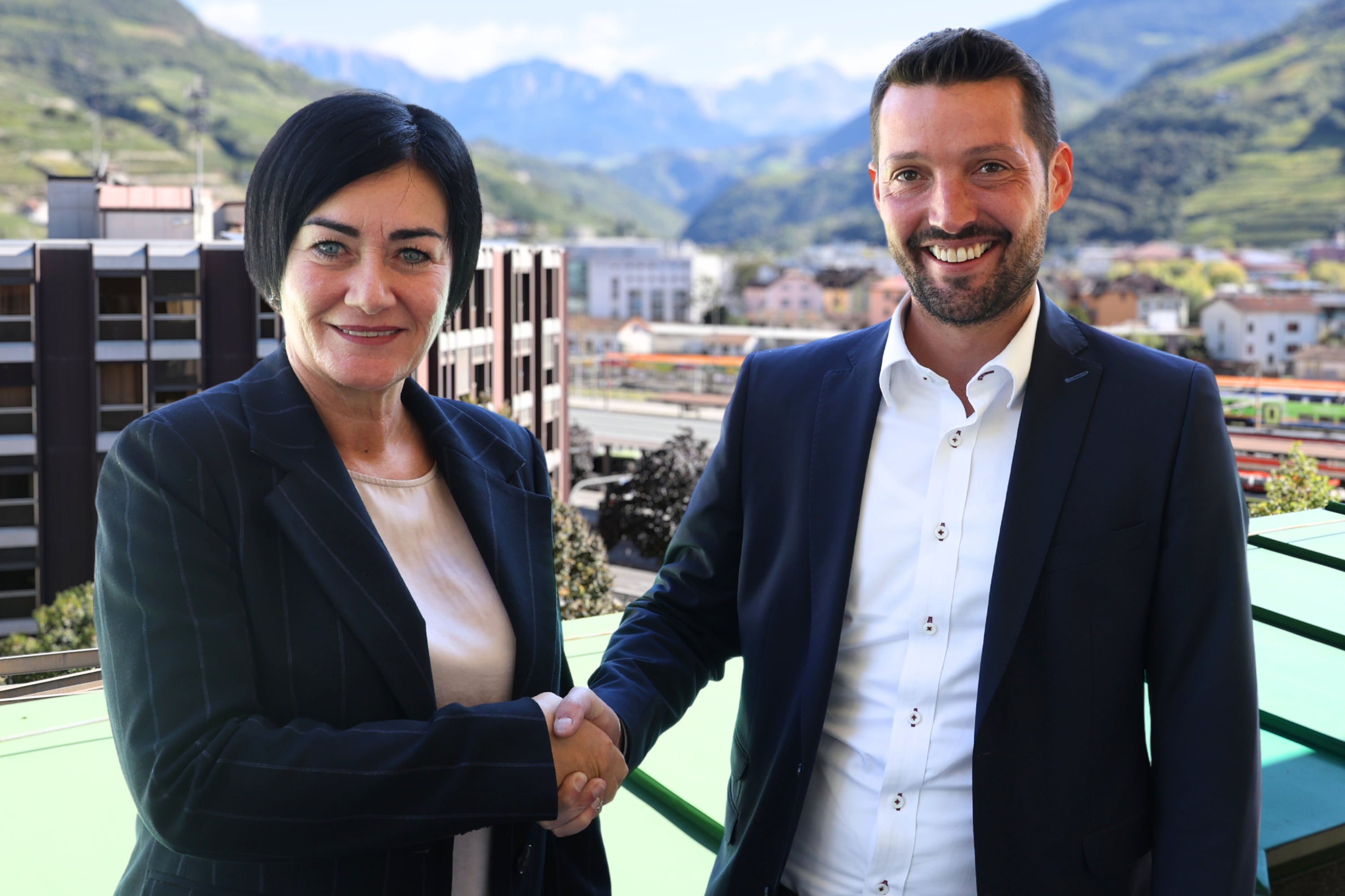 L'assessore provinciale all'Edilizia abitativa e alla Sicurezza e prevenzione della violenza Ulli Mair con il presidente del Consorzio dei Comuni Dominik Oberstaller. (Foto: USP/Dipartimento Edilizia abitativa, Sicurezza e prevenzione della violenza)