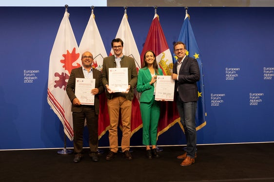 Euregio-Innovationspreis: (v.l.) Cristiano Tomasi (in Vertretung für Mattia Bolzan; 3. Preis, Trient, PreBiomics), Gregor Holfeld (1. Preis, Innsbruck, HeaRT) sowie Nathalie Hinkkanen und Ulrich Hausmann (2. Preis, Innsbruck, Occyo) überzeugten die Jury. (Foto: Land Tirol/Sedlak)