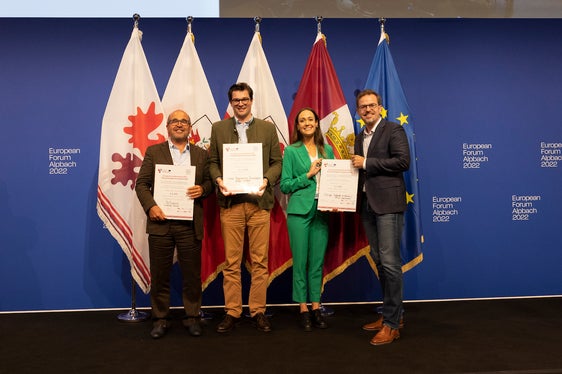 Premio Euregio Innovazione: (da sinistra) Cristiano Tomasi (in sostituzione di Mattia Bolzan; 3° premio, Trento, PreBiomics), Gregor Holfeld (1° premio, Innsbruck, HeaRT) oltre a Nathalie Hinkkanen e Ulrich Hausmann (2° premio, Innsbruck, Occyo) (Foto: Tirolo/Sedlak)