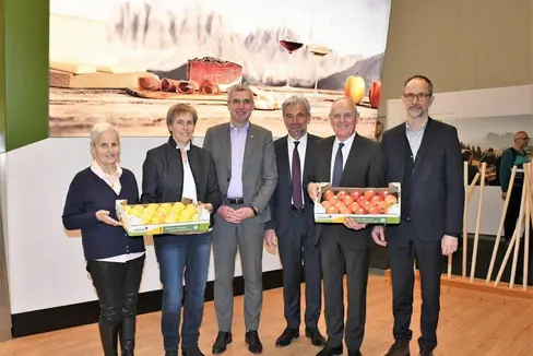 L'agricoltura altoatesina alla Green Week di Berlino (da sinistra) : Theresia Larcher, presidente degli anziani nell'Unione agricoltori sudtirolesi, Antonia Egger Mair, a capo delle donne nell'Unione agricoltori sudtirolesi, il parlamentare europeo Herbert Dorfmann, l'assessore provinciale Arnold Schuler, il presidente dell'Unione agricoltori sudtirolesi Leo Tiefenthaler e il direttore dell'IDM Erwin Hinteregger (Foto: Dipartimento Agricoltura/Peter Möltner)