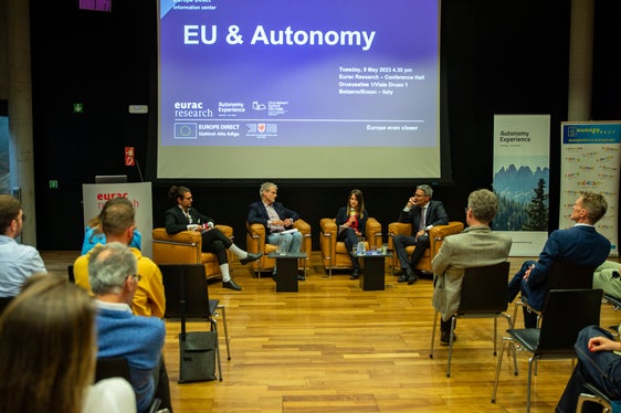 La tavola rotonda con (da destra) il presidente della Provincia Arno Kompatscher, Alice Engl e Gabriel von Toggenburg e la moderazione di Simon Mariacher (Foto: ASP/Fabio Brucculeri)