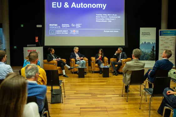 La tavola rotonda con (da destra) il presidente della Provincia Arno Kompatscher, Alice Engl e Gabriel von Toggenburg e la moderazione di Simon Mariacher (Foto: ASP/Fabio Brucculeri)