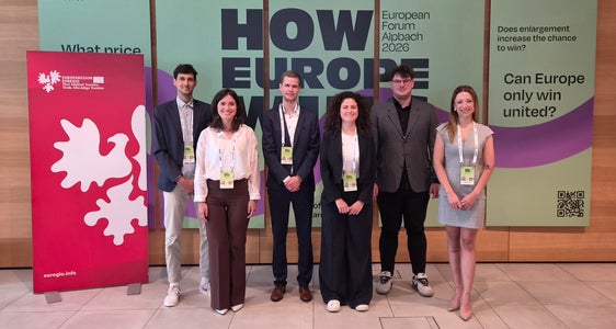 Die Finalistinnen und Finalisten des Euregio-JungforscherInnenpreises 2026: (von links) Philipp Jaufenthaler, Anna Bertani, Alexander Sietmann, Margherita Mele, Moritz Ploner, Ece Naz Tatar (Foto: Euregio/Armin Gluderer)