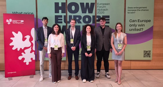 I finalisti del Premio Giovani Ricercatori Euregio 2026: (da sinistra) Philipp Jaufenthaler, Anna Bertani, Alexander Sietmann, Margherita Mele, Moritz Ploner, Ece Naz Tatar (Foto: Euregio/Armin Gluderer)