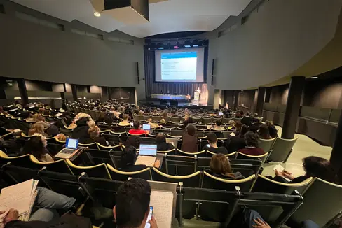 Saper ascoltare attivamente i pensieri e le emozioni altrui, cooperare, comunicare nel rispetto delle opinioni diverse dalle proprie. A Bolzano si è tenuto un convegno organizzato dalla Direzione Istruzione e Formazione italiana per il personale docente. (Foto: USP/Direzione Istruzione e Formazione italiana/Valentina Failo)