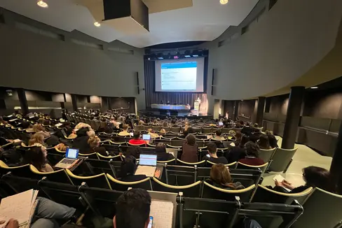 Saper ascoltare attivamente i pensieri e le emozioni altrui, cooperare, comunicare nel rispetto delle opinioni diverse dalle proprie. A Bolzano si è tenuto un convegno organizzato dalla Direzione Istruzione e Formazione italiana per il personale docente. (Foto: USP/Direzione Istruzione e Formazione italiana/Valentina Failo)