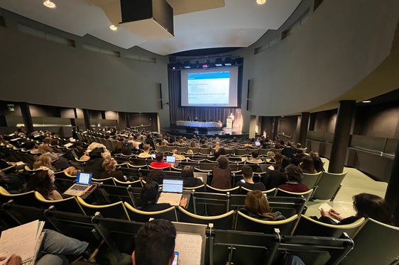 Saper ascoltare attivamente i pensieri e le emozioni altrui, cooperare, comunicare nel rispetto delle opinioni diverse dalle proprie. A Bolzano si è tenuto un convegno organizzato dalla Direzione Istruzione e Formazione italiana per il personale docente. (Foto: USP/Direzione Istruzione e Formazione italiana/Valentina Failo)