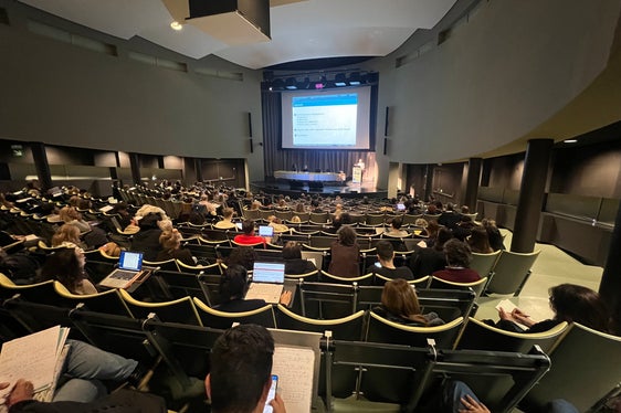 Saper ascoltare attivamente i pensieri e le emozioni altrui, cooperare, comunicare nel rispetto delle opinioni diverse dalle proprie. A Bolzano si è tenuto un convegno organizzato dalla Direzione Istruzione e Formazione italiana per il personale docente. (Foto: USP/Direzione Istruzione e Formazione italiana/Valentina Failo)