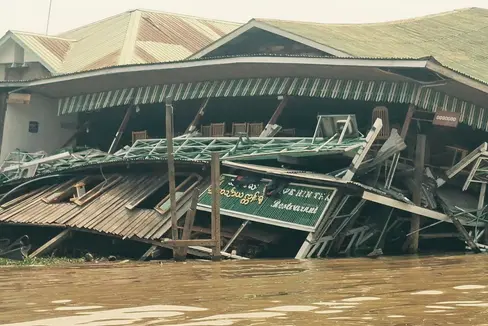 Il terremoto che ha colpito il Myanmar alla fine di marzo ha causato molte vittime e feriti, oltre a distruggere numerosissimi edifici e infrastrutture. La Provincia Autonoma di Bolzano sostiene un progetto di emergenza con 50.000 euro attraverso organizzazioni altoatesine che operano sul posto. (Foto: Caritas italiana/KMSS)