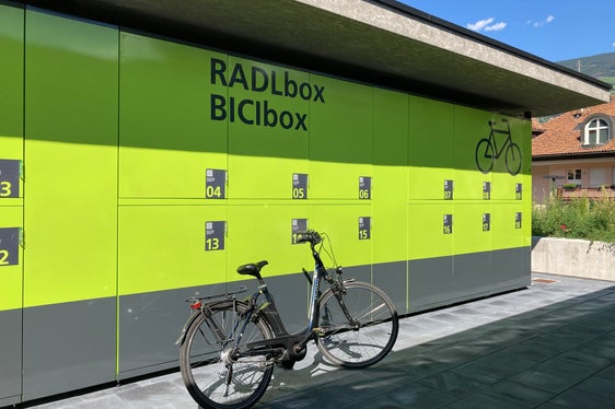 Nelle stazioni ferroviarie di Bressanone (nella foto) e Brunico sono stati creati posti sicuri e box per il parcheggio delle biciclette. (Foto: Sta)